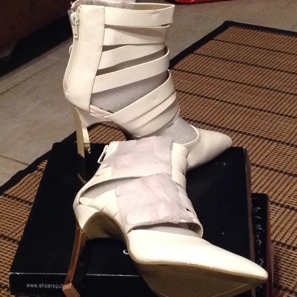 New Ladies Back Zippered White/Gold 4 1/2 in Heels
